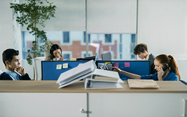Organisationsentwicklung_Novomundo_mGrill-MUC-pexels-cottonbro-8467589 Workspace - Büro mit mehreren arbeitenden Menschen in einer Organisation